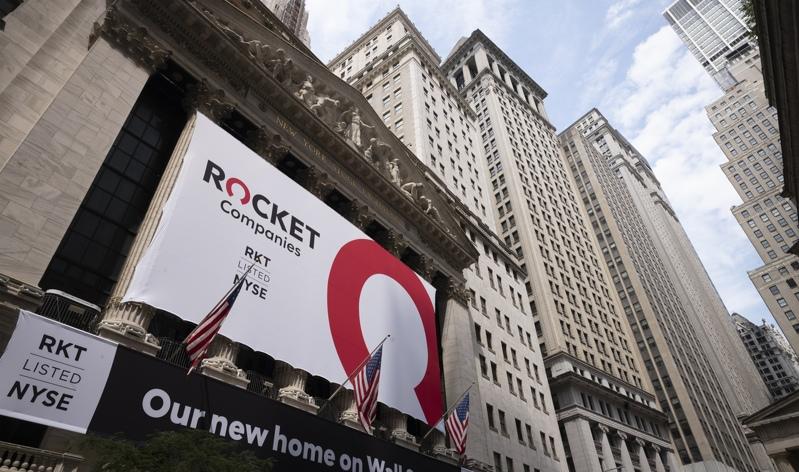 迷因股热潮又起,Opendoor、Kohl’s、GoPro和Rocket Companies等股价大幅波动。图为2020年纽约证交所外悬挂Rocket的帆布广告。(美联社)