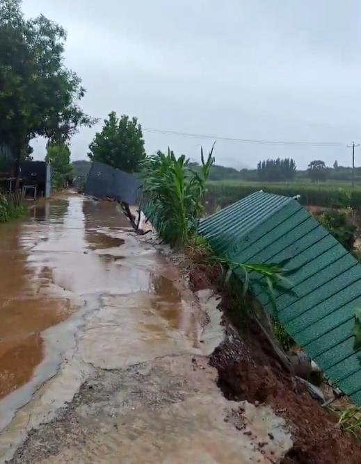 河北涿州突降暴雨道路积水快没过车窗，居民称「开车像开船」。(取材自极目新闻)