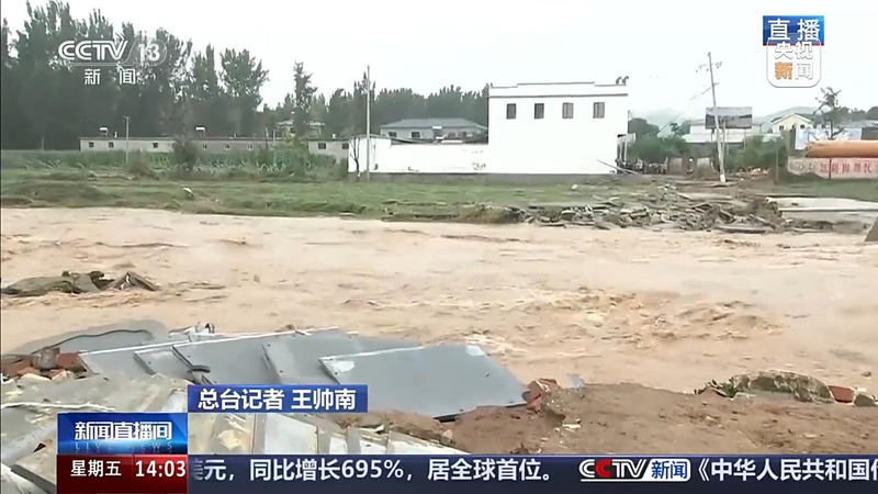 河北涿州突降暴雨道路积水快没过车窗，居民称「开车像开船」。(取材自极目新闻)