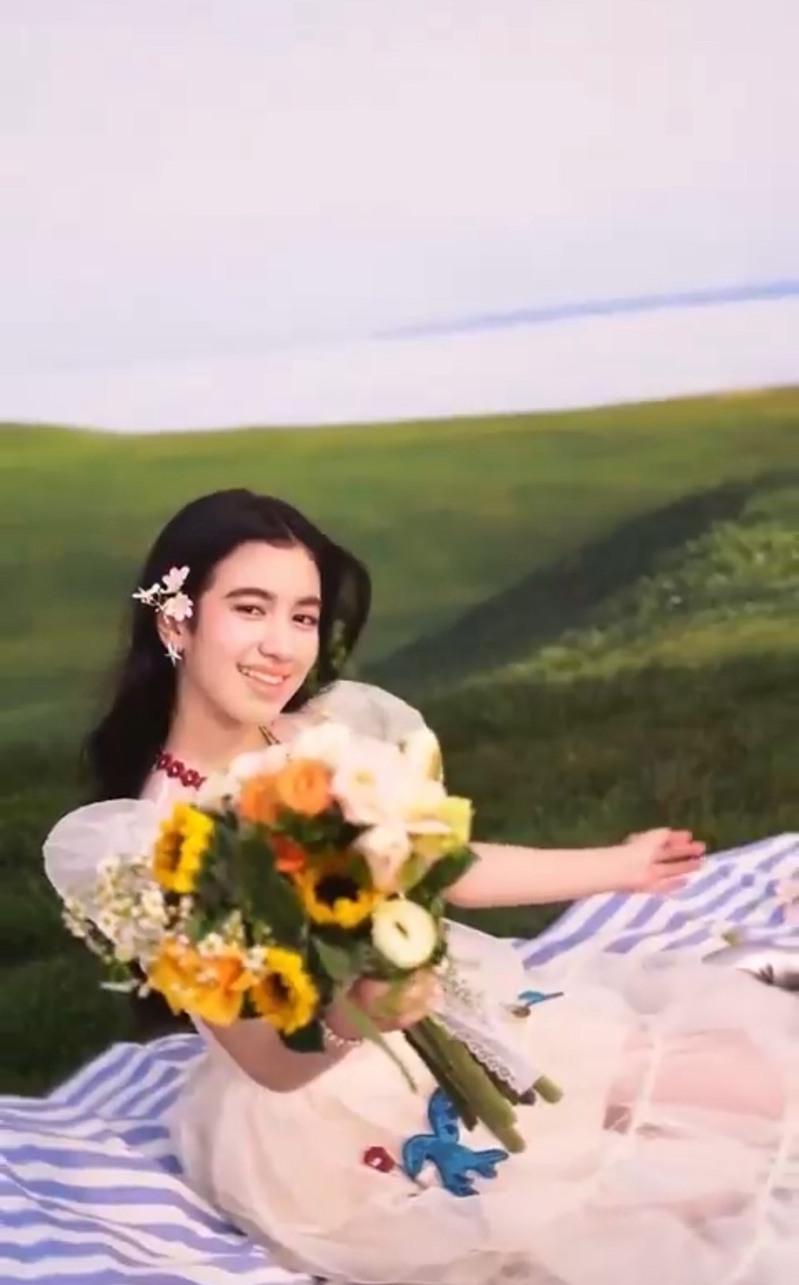 柬埔寨王室成员珍娜公主（Norodom Jenna）的全新中文单曲「夏日曲」25日上线，珍娜公主用甜美声音唱出中柬友谊之声，她希望通过音乐增进两国文化互鉴，还为观众们送上诚挚祝福。(视频截屏)
