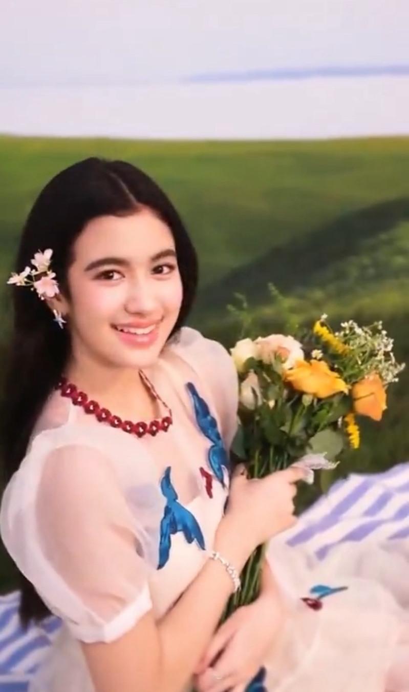柬埔寨王室成员珍娜公主（Norodom Jenna）的全新中文单曲「夏日曲」25日上线，珍娜公主用甜美声音唱出中柬友谊之声，她希望通过音乐增进两国文化互鉴，还为观众们送上诚挚祝福。(视频截屏)