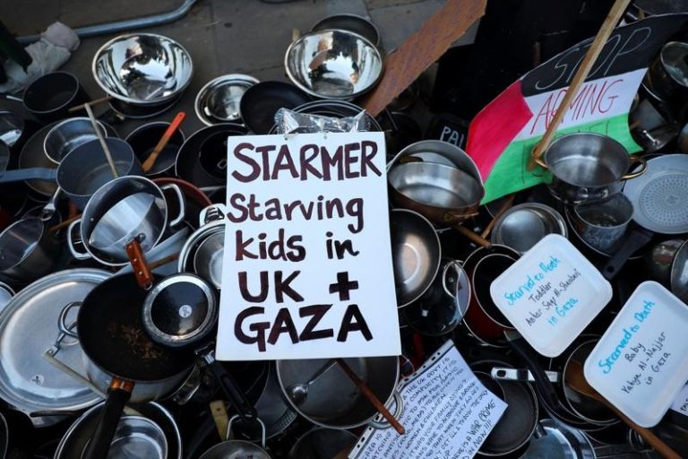 在英国伦敦支持巴勒斯坦的示威活动中，民众25日在唐宁街外的锅碗瓢盆上放置了一张纸条，以纪念在加萨排队领取食物时被枪杀的巴勒斯坦人。(路透)