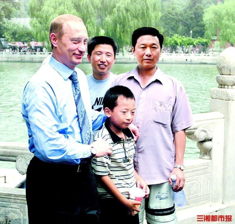 普亭(左)2000年7月在北京北海公园与彭湃（中）合影。（取材自三湘都市报）