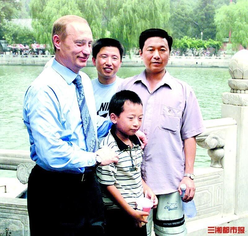 普亭(左)2000年7月在北京北海公园与彭湃(中)合影。(取材自三湘都市报)