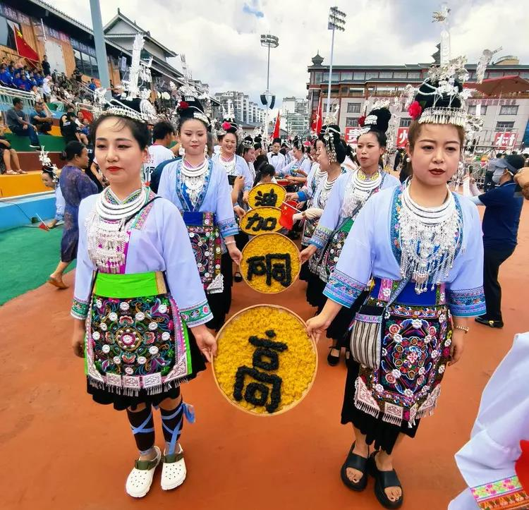 「村超」重启，现场游客及球迷在烈日炎炎下热情不减。（取材自极目新闻）