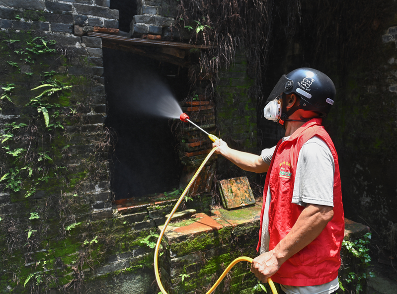 广东佛山爆发「屈公病」疫情。图为7月25日,佛山市顺德区正在喷药灭蚊。(新华社)
