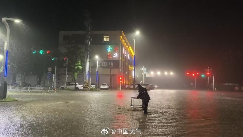 受强降雨影响，中国河北省承德、保定、张家口等多地近日受灾较重。针对暴雨洪涝灾害对河北省造成的严重影响，中国国家防灾减灾救灾委员会于7月28日启动国家四级救灾应急响应，紧急安排人民币5000万元救灾。（取材自中国天气网微博）
