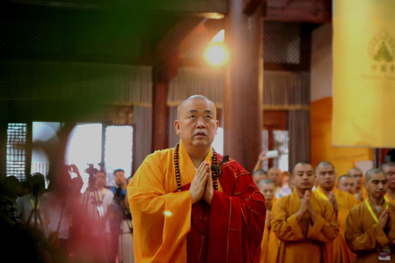 少林寺管理处27日晚间正式通报，少林寺住持释永信长期与多名女性保持不正当关系并育有私生子。（中新社）