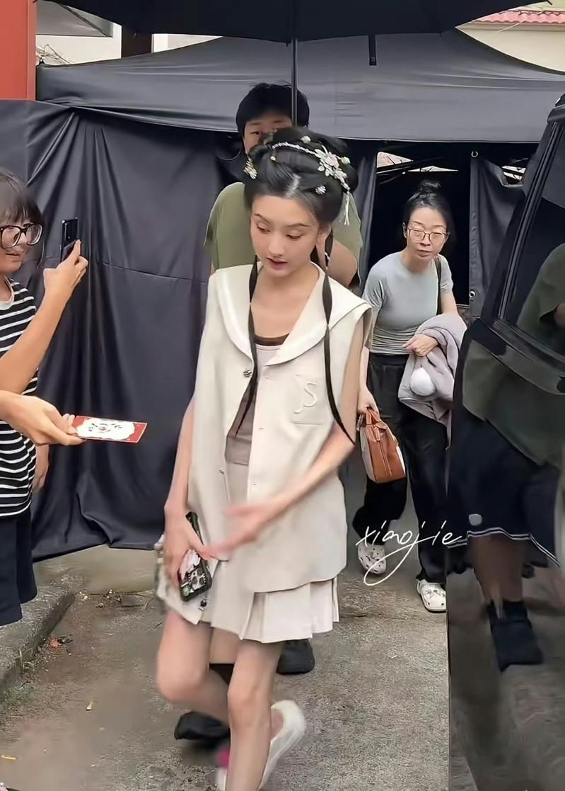 宋祖儿在「表妹万福」中的粉色造型，被赞粉嫩可爱如「人间水蜜桃」。（取材自微博）