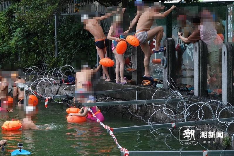 杭州贴沙河为了避免民众下水游泳,在岸边设置铁丝网。(取材自潮新闻)