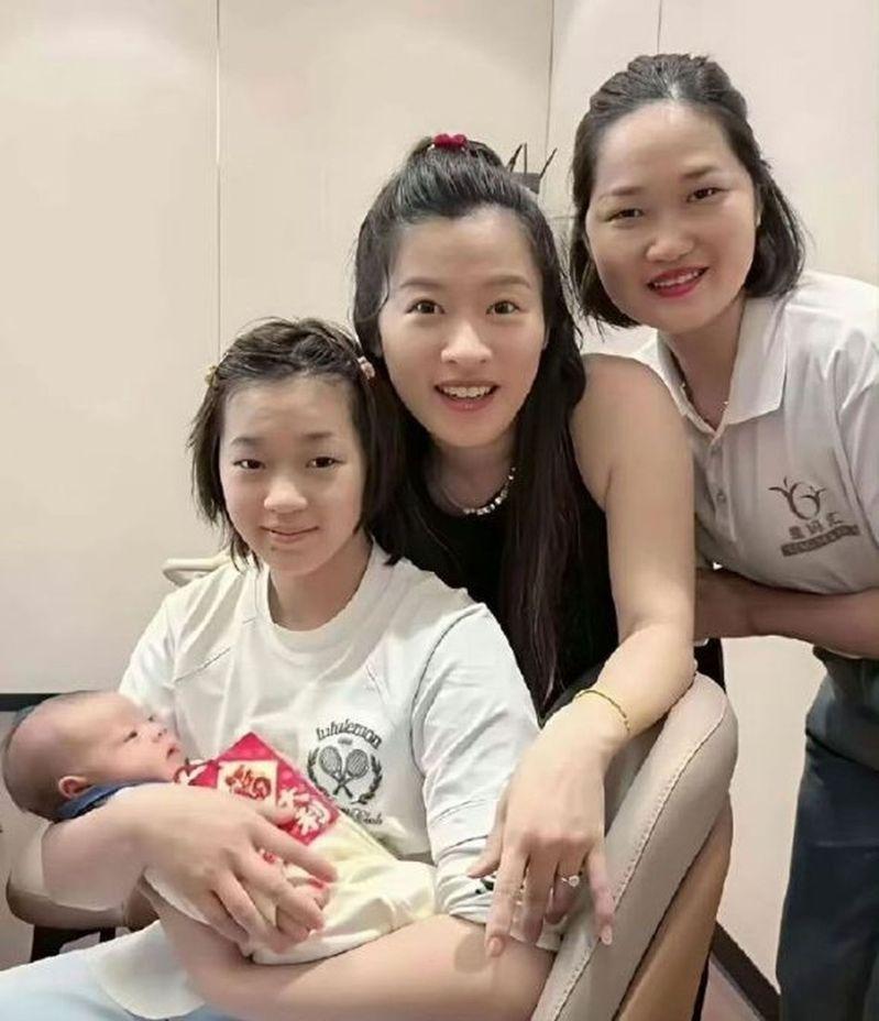 全红婵(左)的身高、体重都有明显的成长。(取材自微信)