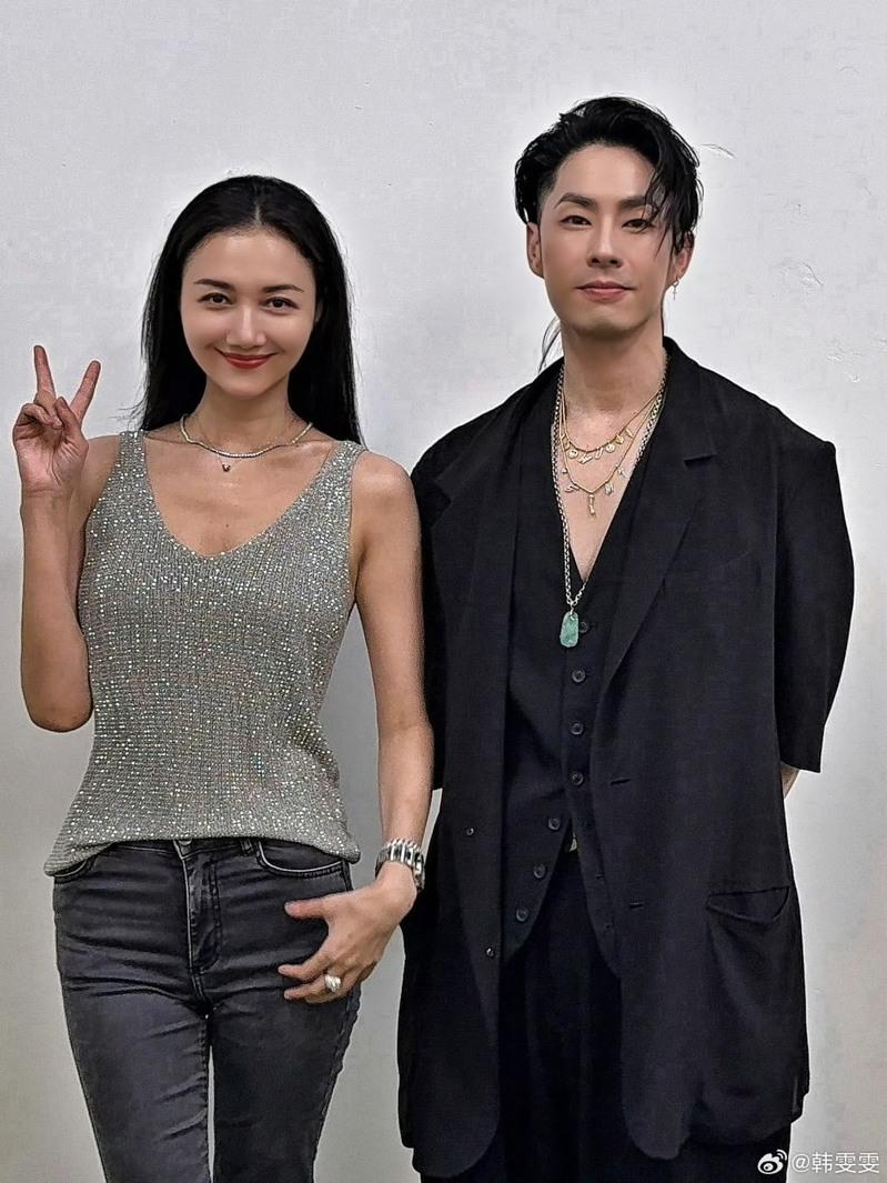 韩雯雯（上图中）站C位，被指跟「流星花园」中的大S同位子。图／摘自微博