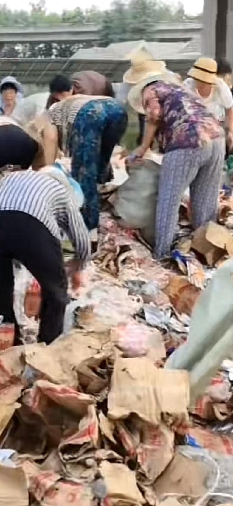 山东发生货车侧翻，10吨冻肉掉落，大量村民无视民警在场仍哄抢。(取材自抖音截屏)