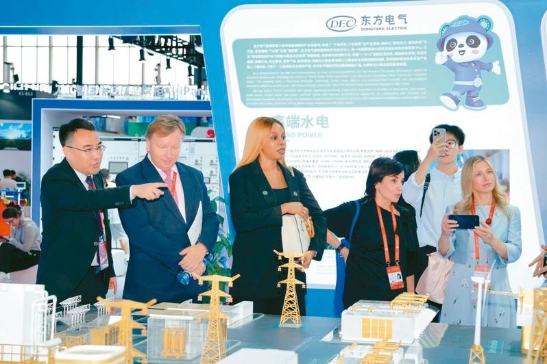 「德阳造」高端装备吸引众多专业观众。(本报德阳传真)