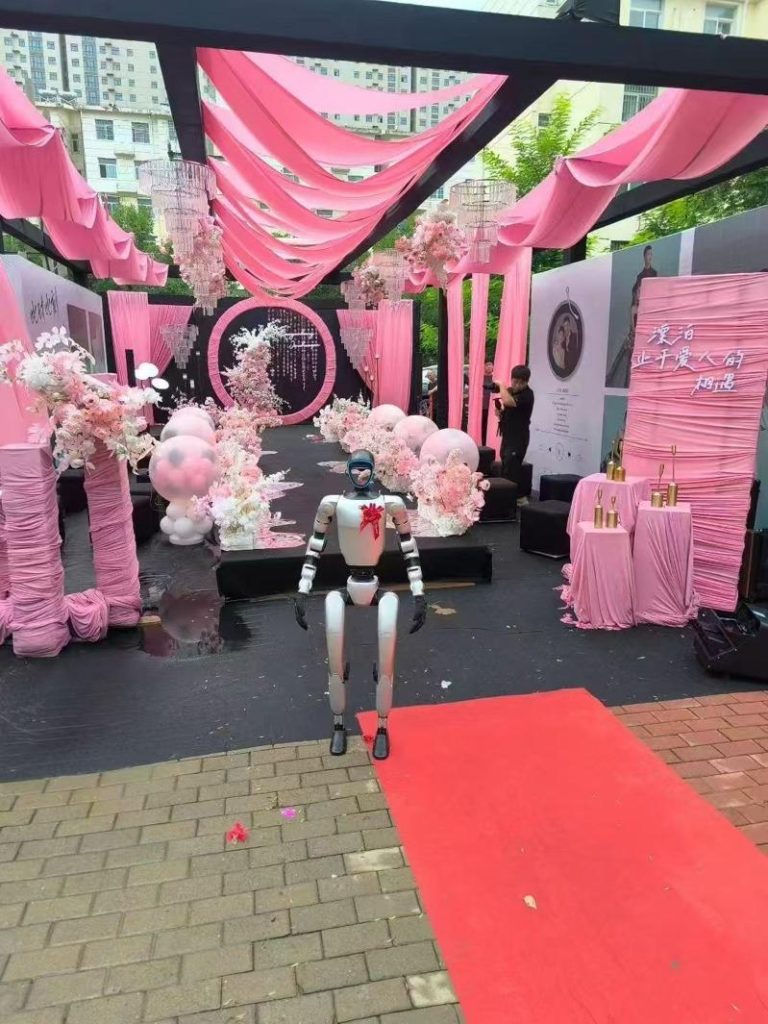 有婚宴开始使用人形机器人当「伴郎」。（取材自潮新闻）