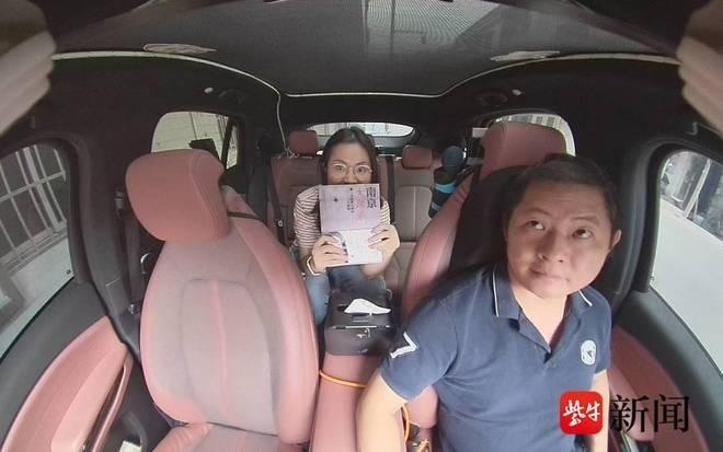 曾素聪顺风车里的图书角。（取材自紫牛新闻）