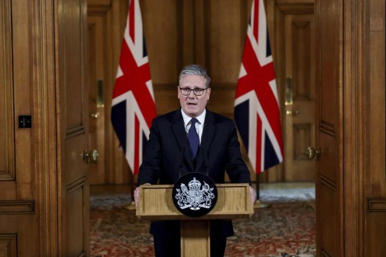 英国首相施凯尔29日表示，如果以色列再不停止对加萨的攻击，英国将在9月承认巴勒斯坦国。（美联社）