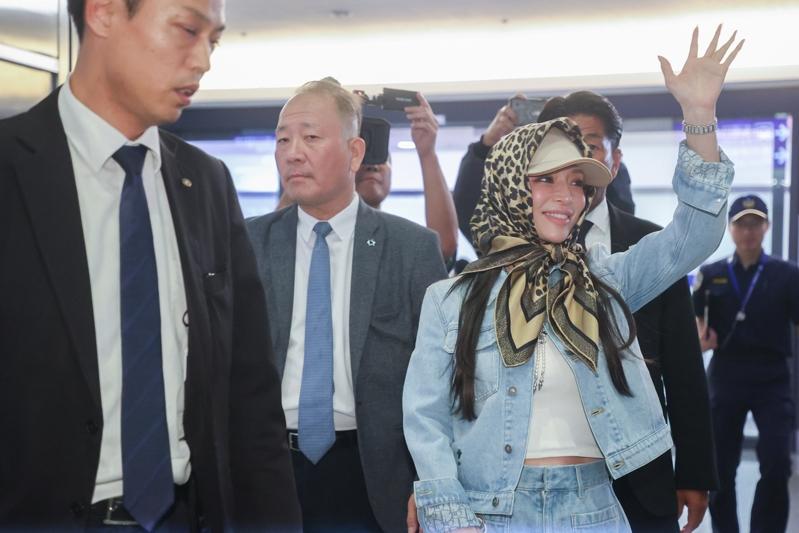 日本知名歌手滨崎步(右)今天抵达桃园机场,许多粉丝前往接机,她也挥手致意。(记者叶信菉/摄影)