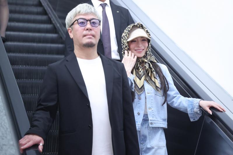 日本知名歌手滨崎步（右）今天抵达桃园机场，许多粉丝前往接机，她也挥手致意。（记者叶信菉／摄影）