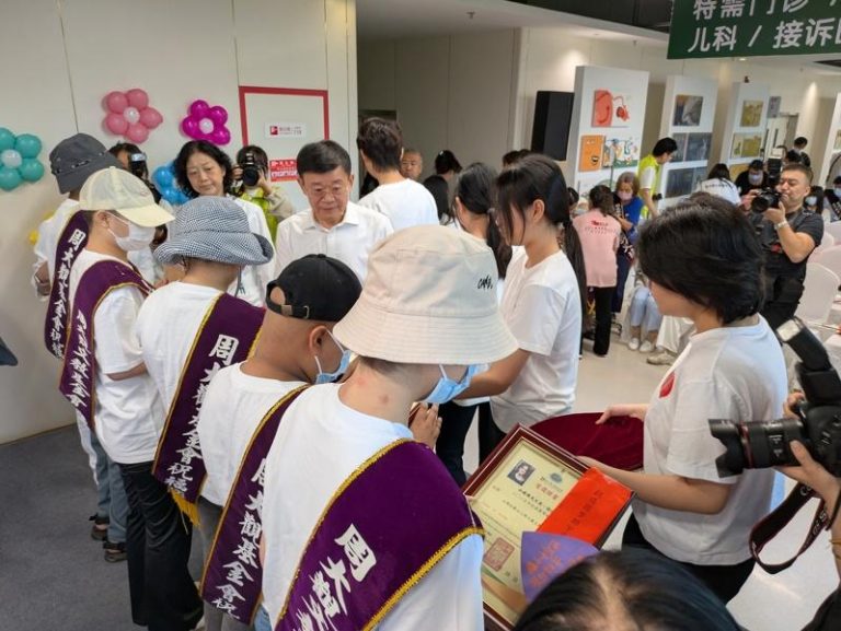 周大观基金会29日上午在北京儿童医院顺义妇儿医院，向大陆的癌童致赠助学金。(记者廖士锋／摄影)