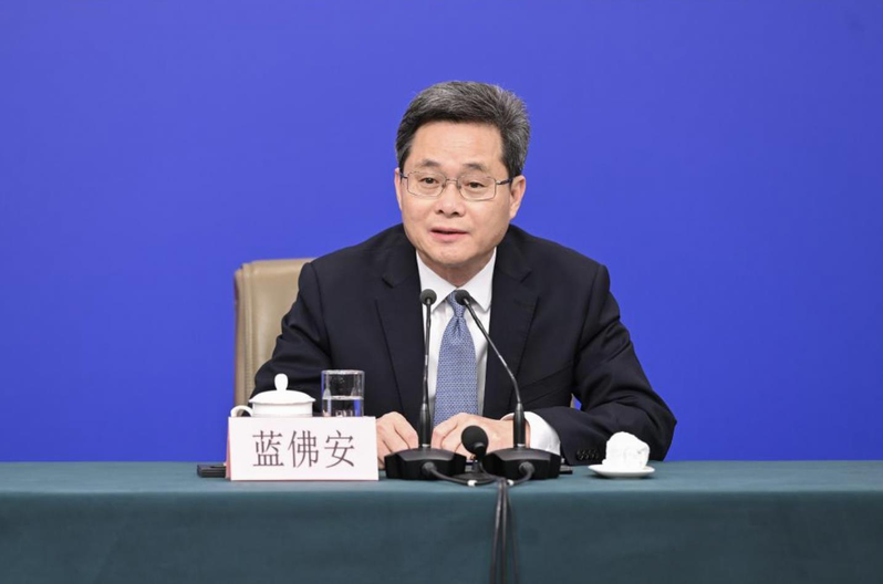 中国近日发布育儿补贴制度实施方案，派发育儿补贴，婴幼儿在3岁以前，每年可领3600元津贴。图为在山东省日照市东港区知子树托幼园，老师陪伴孩子进行游戏。（新华社）