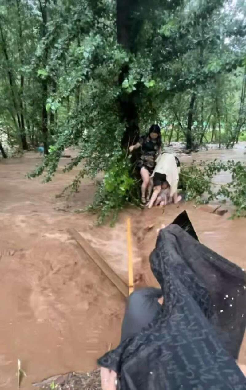 河北承德遭遇山洪，游客的车辆被冲走。(取材自极目新闻)
