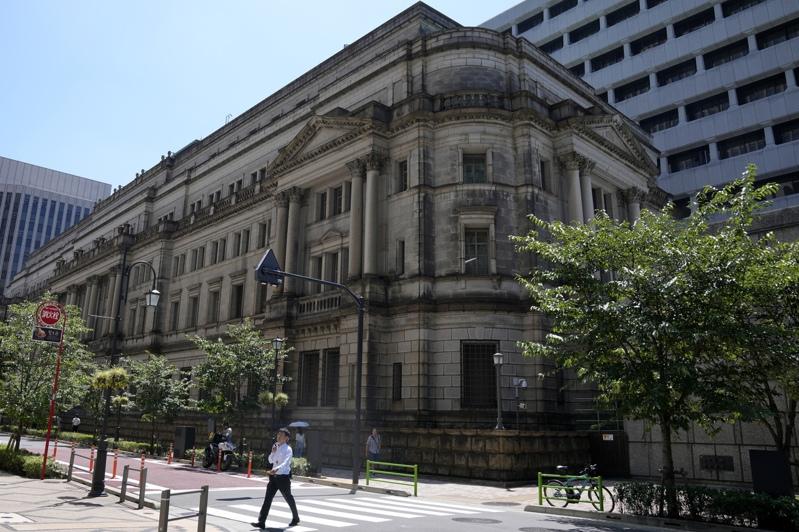 日银上修通膨预测。消息公布后,日圆兑美元进一步走强。(美联社)