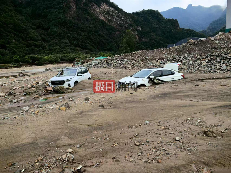 河北承德遭遇山洪，游客的车辆被冲走。(取材自极目新闻)