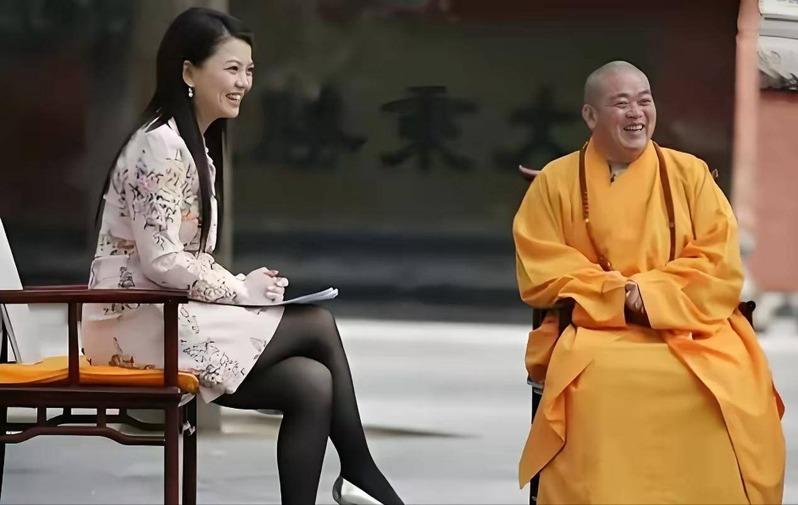 释永信亲吻李湘的手。（取材自网易号「喜文多见01 」）