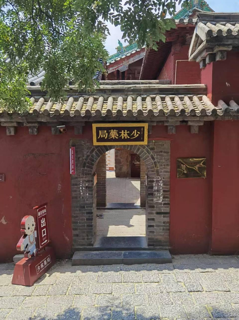 少林寺方丈室用铁皮封住。（取材自第一财经）