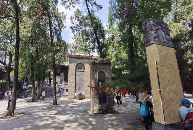 少林寺方丈室用铁皮封住。（取材自第一财经）