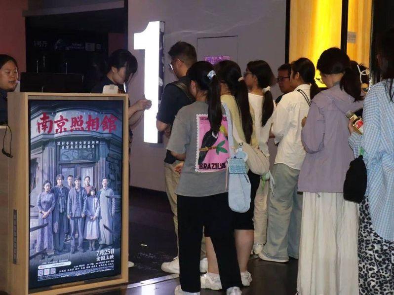 「南京照相馆」讲述一群素不相识的老百姓,在1937年的南京城,因一卷记录日军暴行的胶片意外被命运捆绑。(取材自微博)