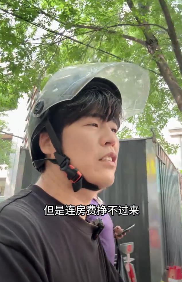 因外型酷似周杰伦而走红的网红「粥饼伦」,他在石家庄的灌饼新店今年1月开业。不过有游客近日前往该店打卡时发现店已关门歇业。「粥饼伦」也出面回应。(取材自「粥饼伦」抖音)