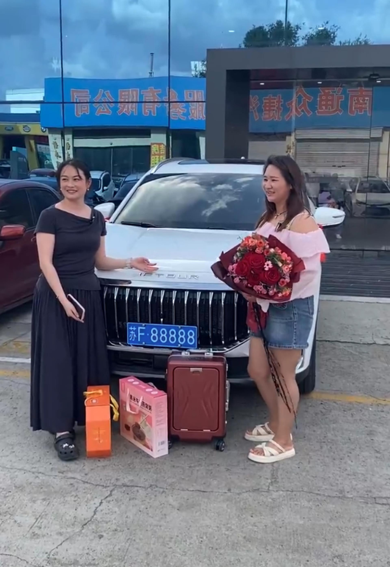 女车主（手持花束者）在车管所摇到5个8的车牌号。（取材自微博）