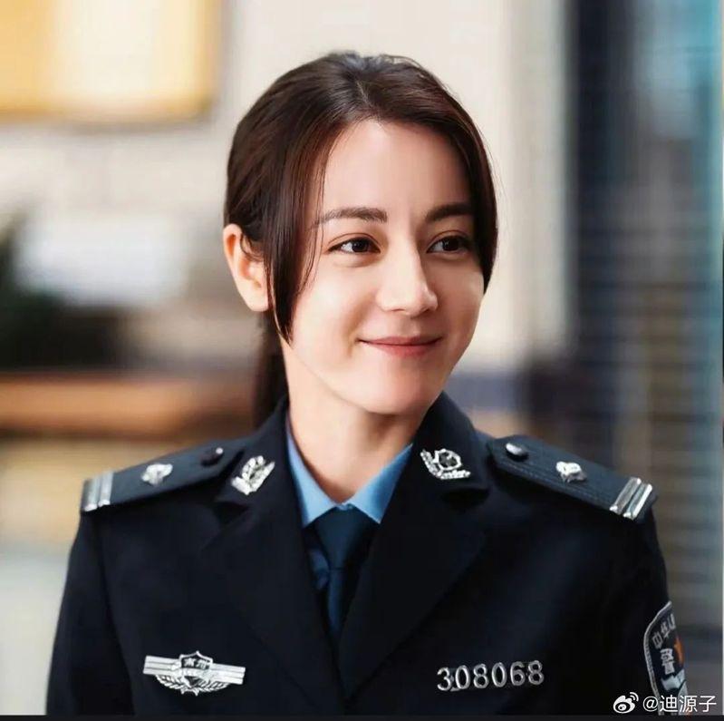 迪丽热巴在「利剑玫瑰」里饰演警察。(取材自微博)