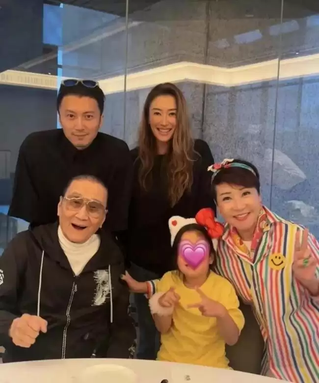 9月孕肚戴钻石脐钉引争议! 42岁谢婷婷携西人男友办二胎派对, 姐弟恋修成正果