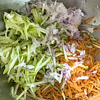 蔬菜鲜虾饼的做法图解1