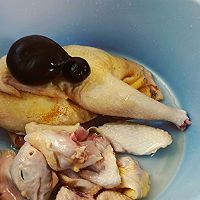 云南野生菌宴席～乌灵参羊肚菌鸡汤的做法图解2
