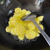 干锅土豆虾 好吃到停不下来的做法图解2