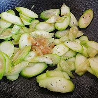 蒜香丝瓜水炒蛋的做法图解2