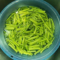 一人食|空心菜梗炒腐乳的做法图解2