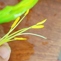 黄花菜炒鸡蛋的做法图解1