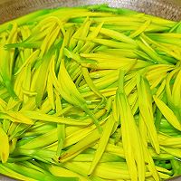 黄花菜炒鸡蛋的做法图解2