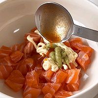 三文鱼牛油果拌饭的做法图解2