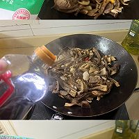 鹿茸菇炒肉的做法图解7