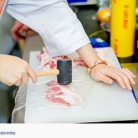 大厨手下的漂亮饭:西班牙五花肉卷配魔鬼汁的做法图解2