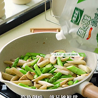 时令鲜食#藕带芦笋炒口蘑的做法图解7