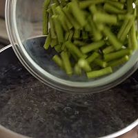 泰国红咖喱炒猪肉的做法图解2