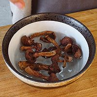 红菇鸡汤封神！的做法图解1