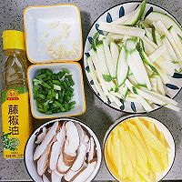 低卡减脂素菜!土豆香菇炒南瓜的做法图解3